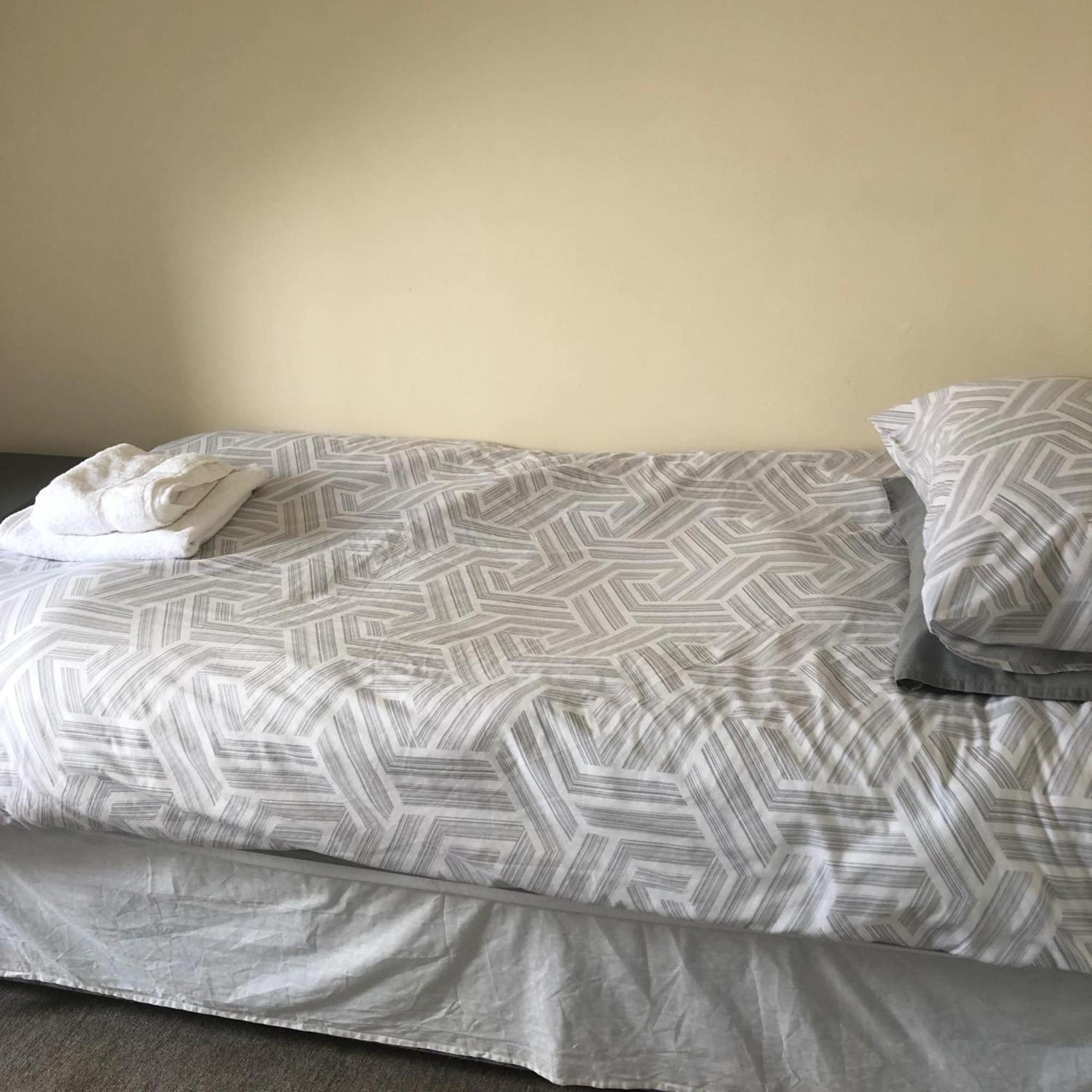 Large 2 Floor Near & Train And Golf Courses *
