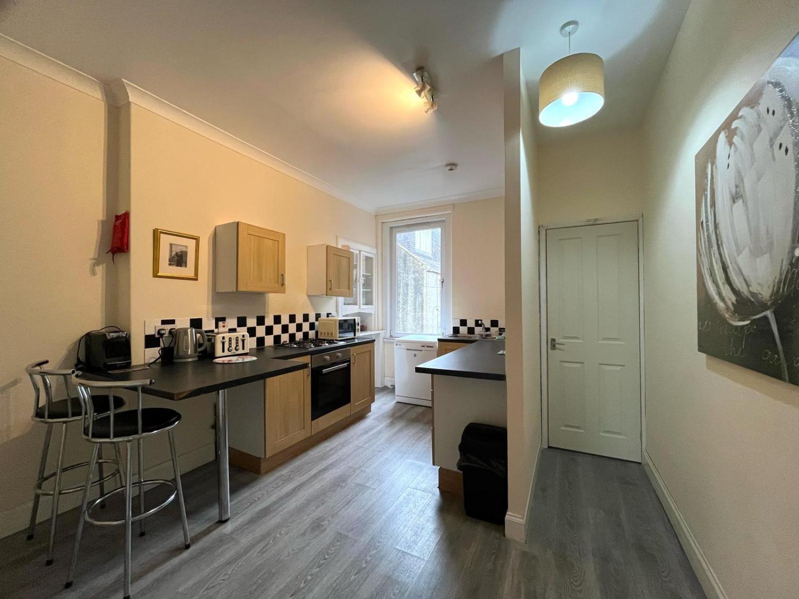 Large 2 Floor Near & Train And Golf Courses Apartment *