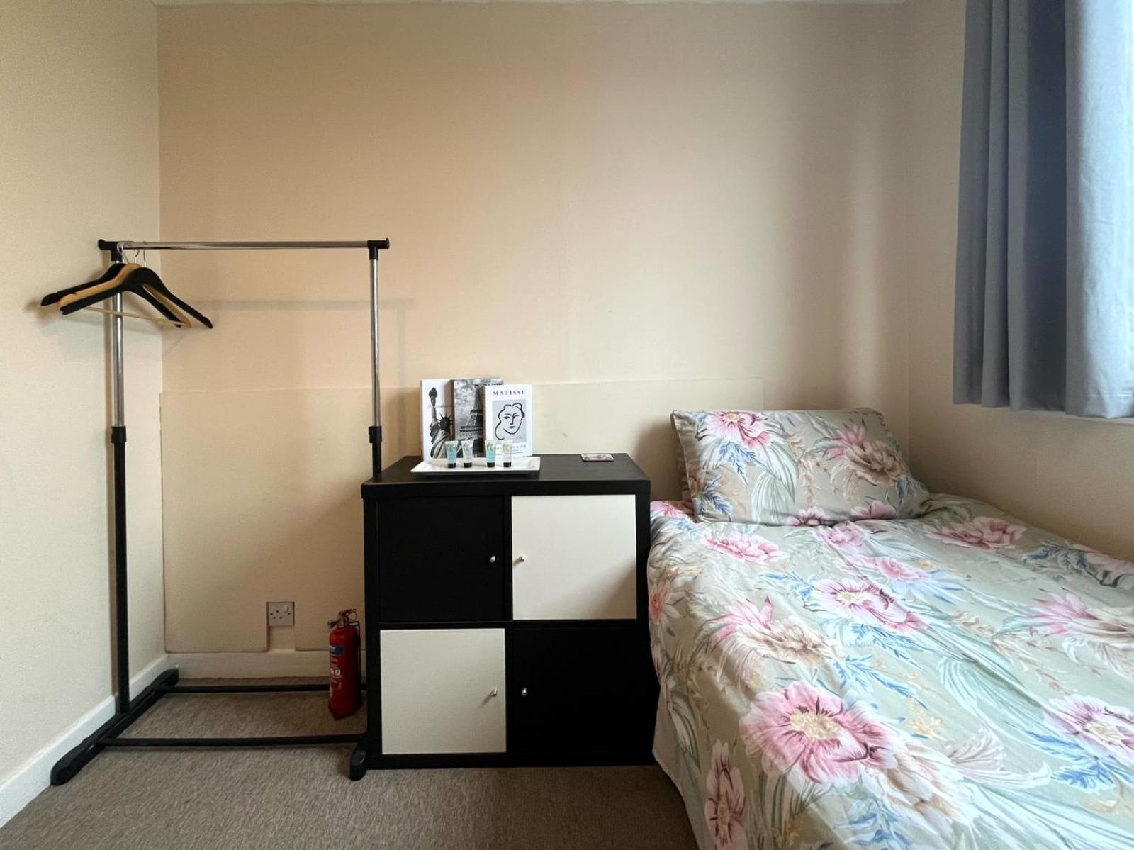 Large 2 Floor Near & Train And Golf Courses *